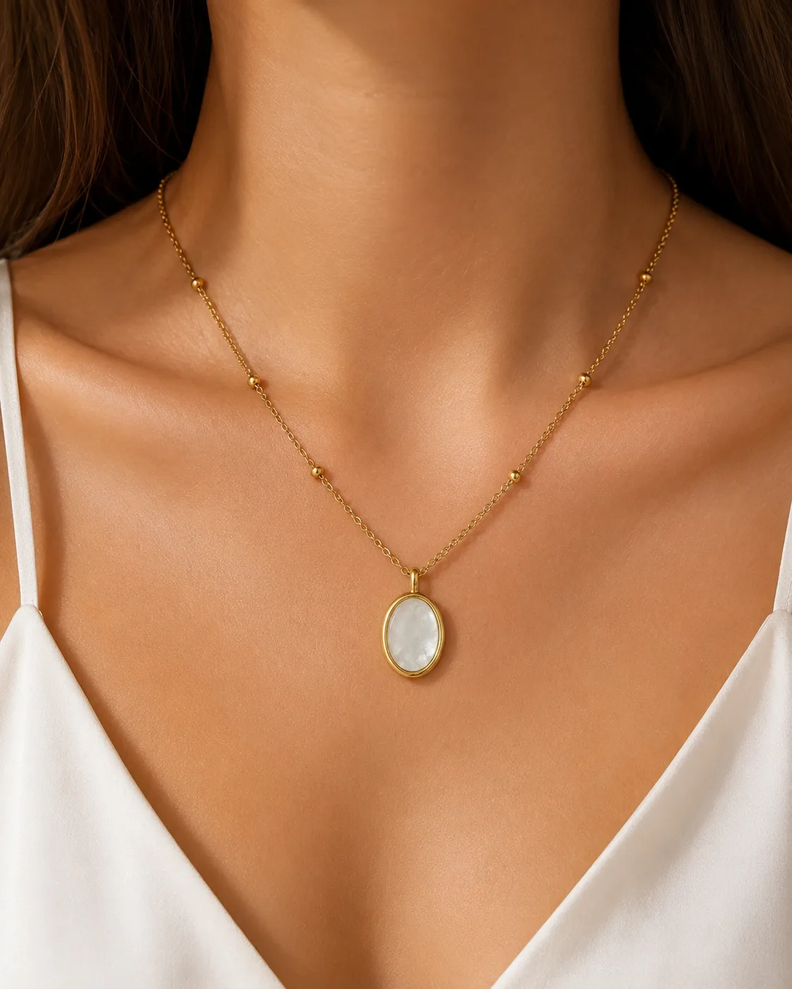 Colar Aurora Oval em Aço Inoxidável Dourado com Pedra Madrepérola — foto 2